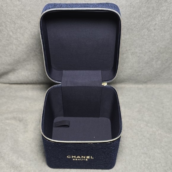 Chanel Beauté Midnight Blue Cosmetic Case NIB - Picture 4 of 6